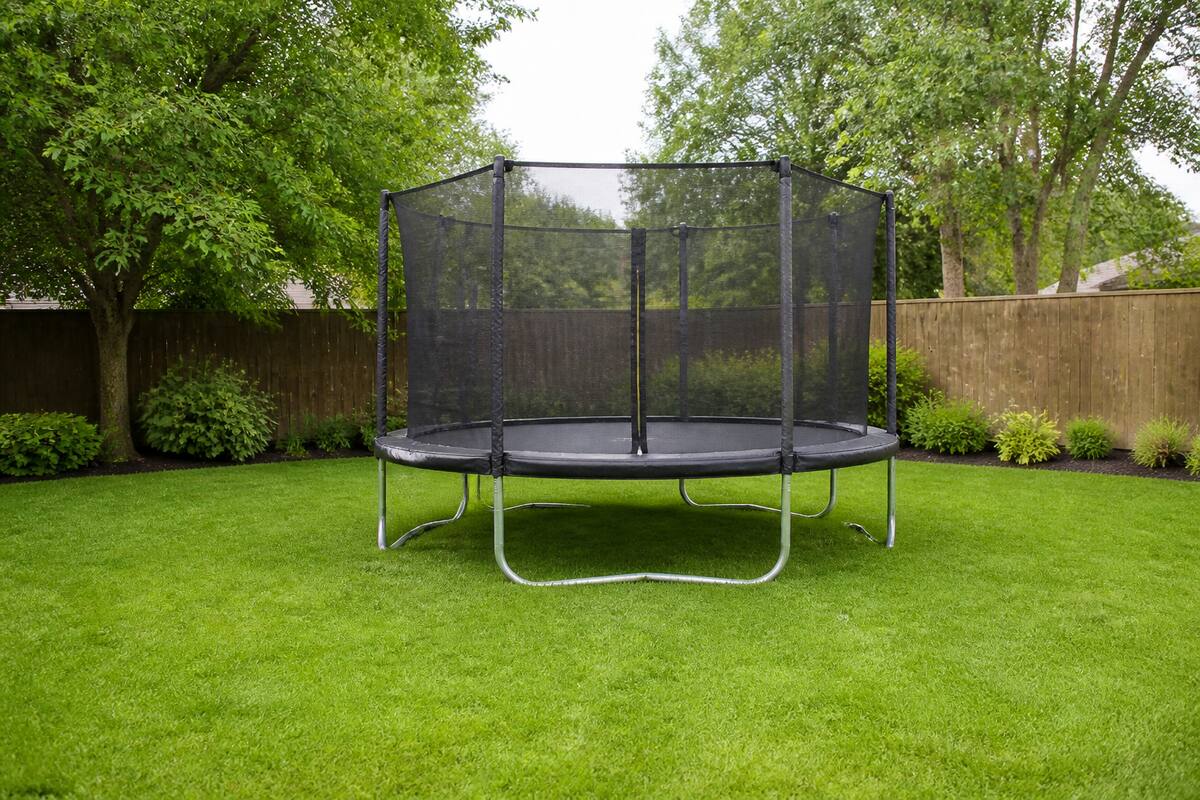 Trampoline op een vlakke ondergrond met voldoende vrije ruimte rondom in een tuin